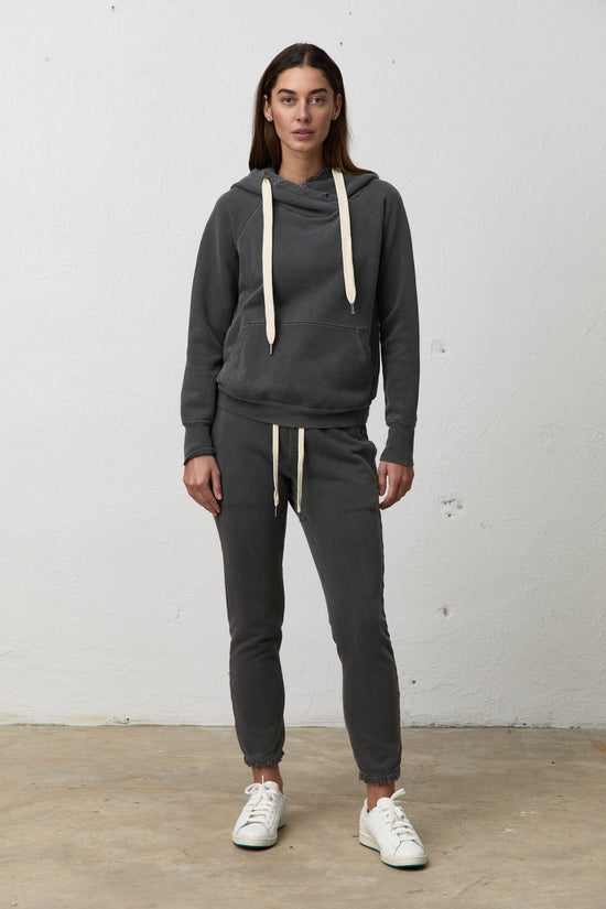 LISSE FITTED HOODY WITH GRINDING / PIGMENT BLACK
