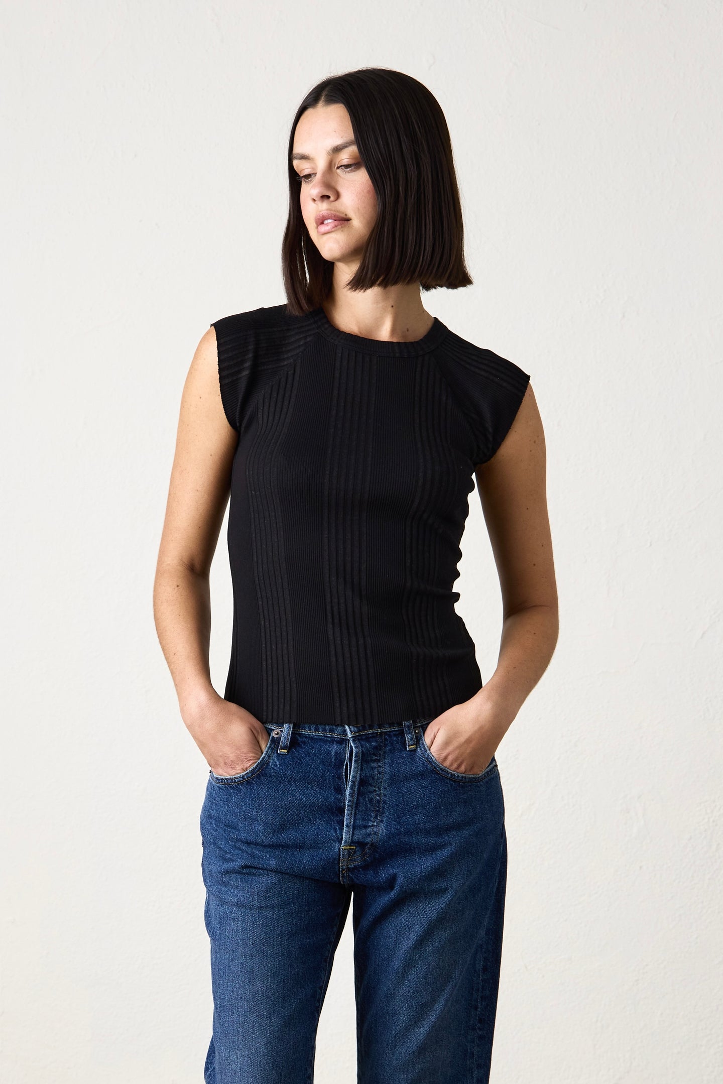 CHLOE FITTED VARIEGATED RIB TEE / BLACK