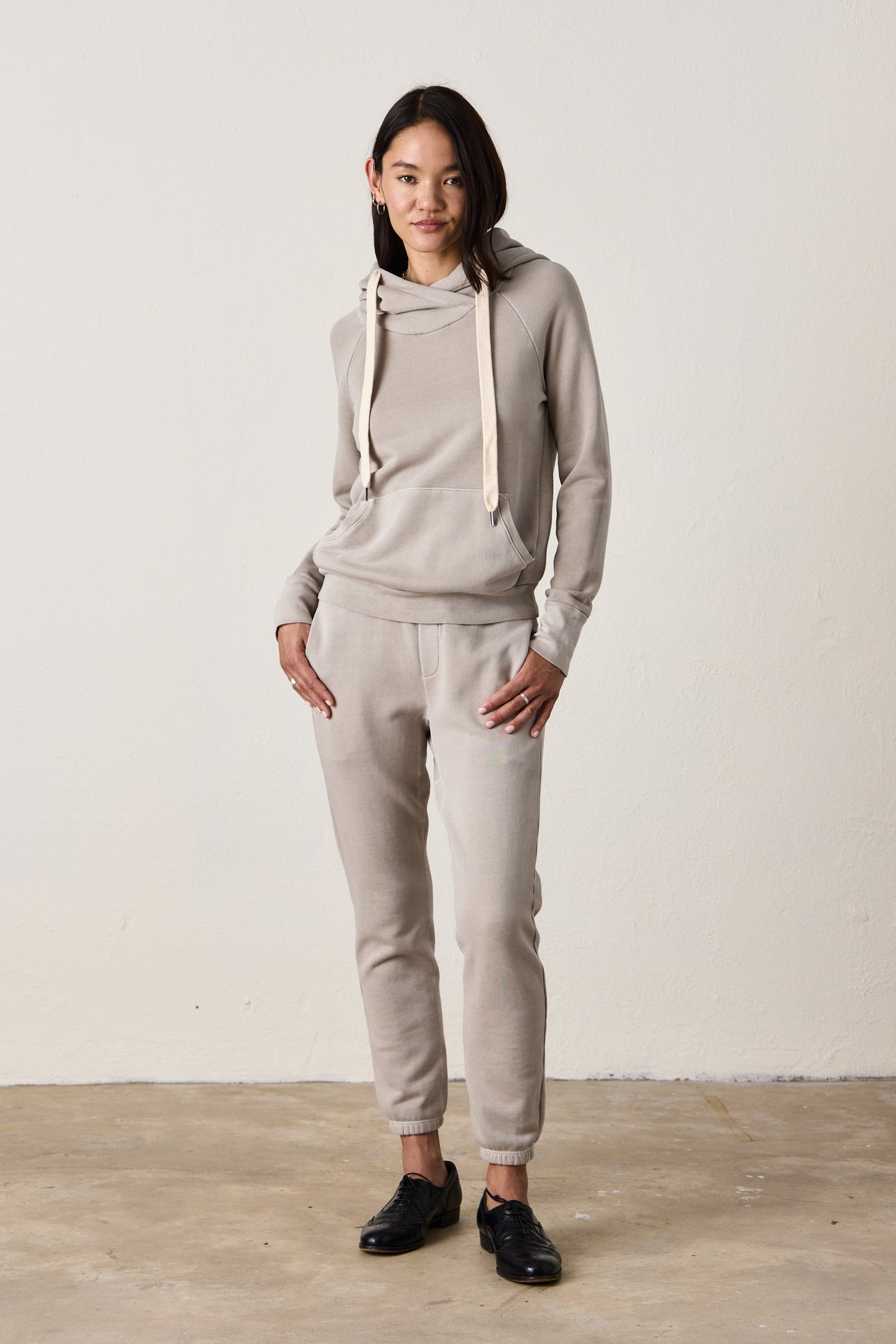 LISSE FITTED PULLOVER HOODY / BEACHWOOD