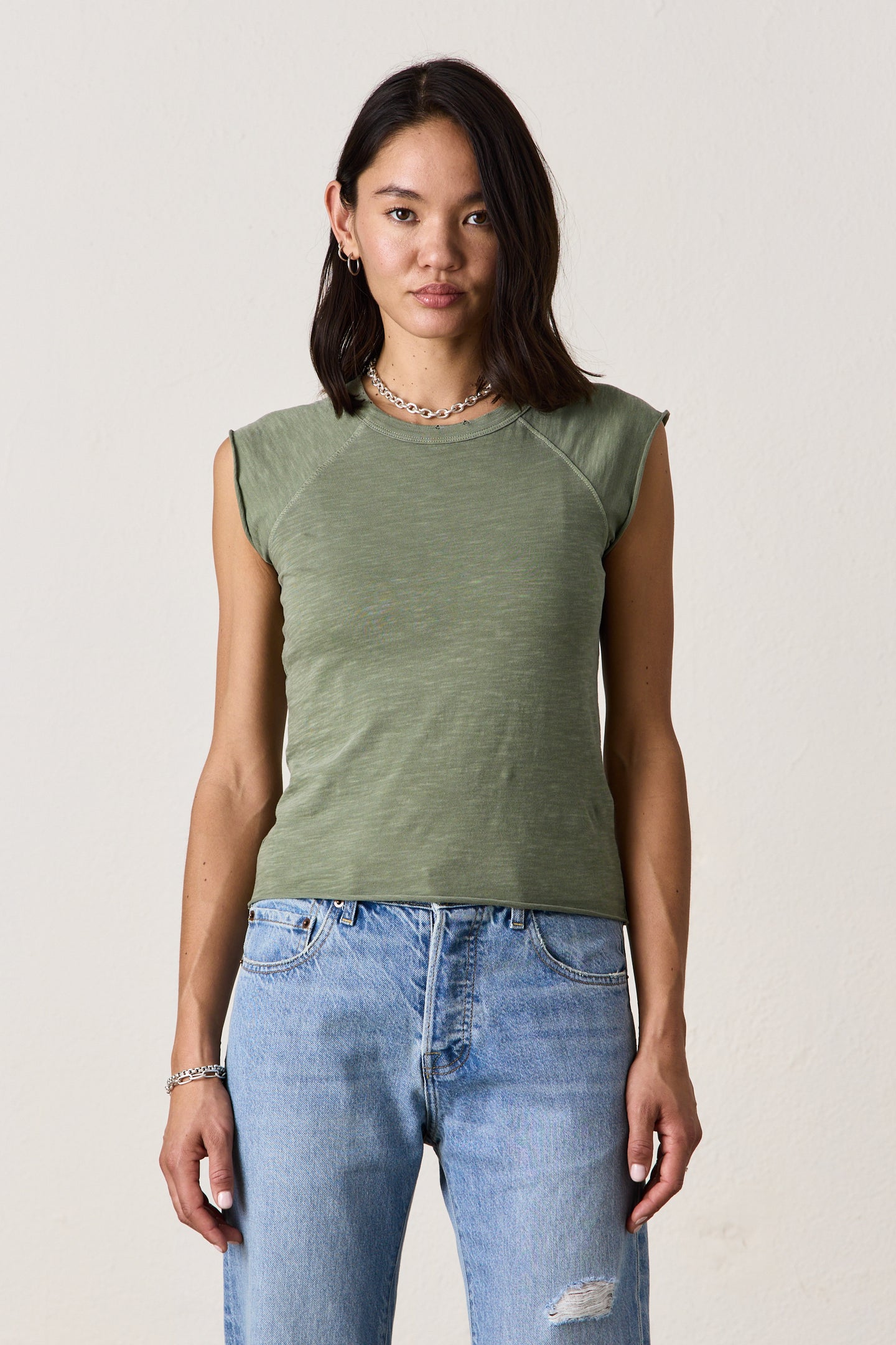 CHLOE FITTED TEE / FADED OLIVE