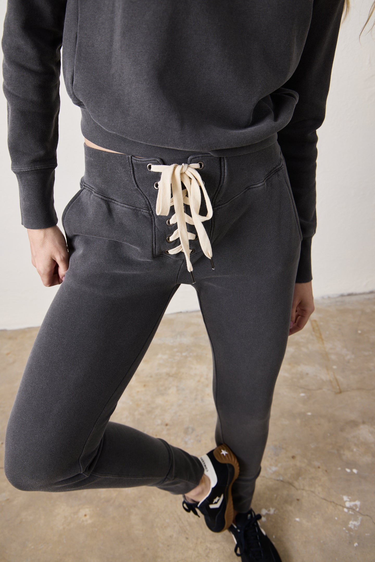 MADDOX FITTED LACE LOOP TERRY SWEATPANT / FADED BLACK