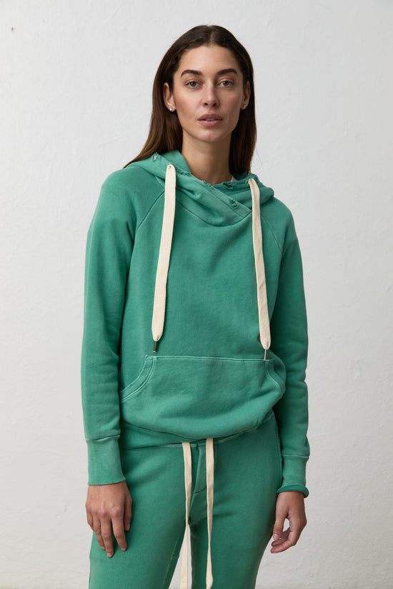 LISSE FITTED HOODY WITH GRINDING / PIGMENT KELLY GREEN